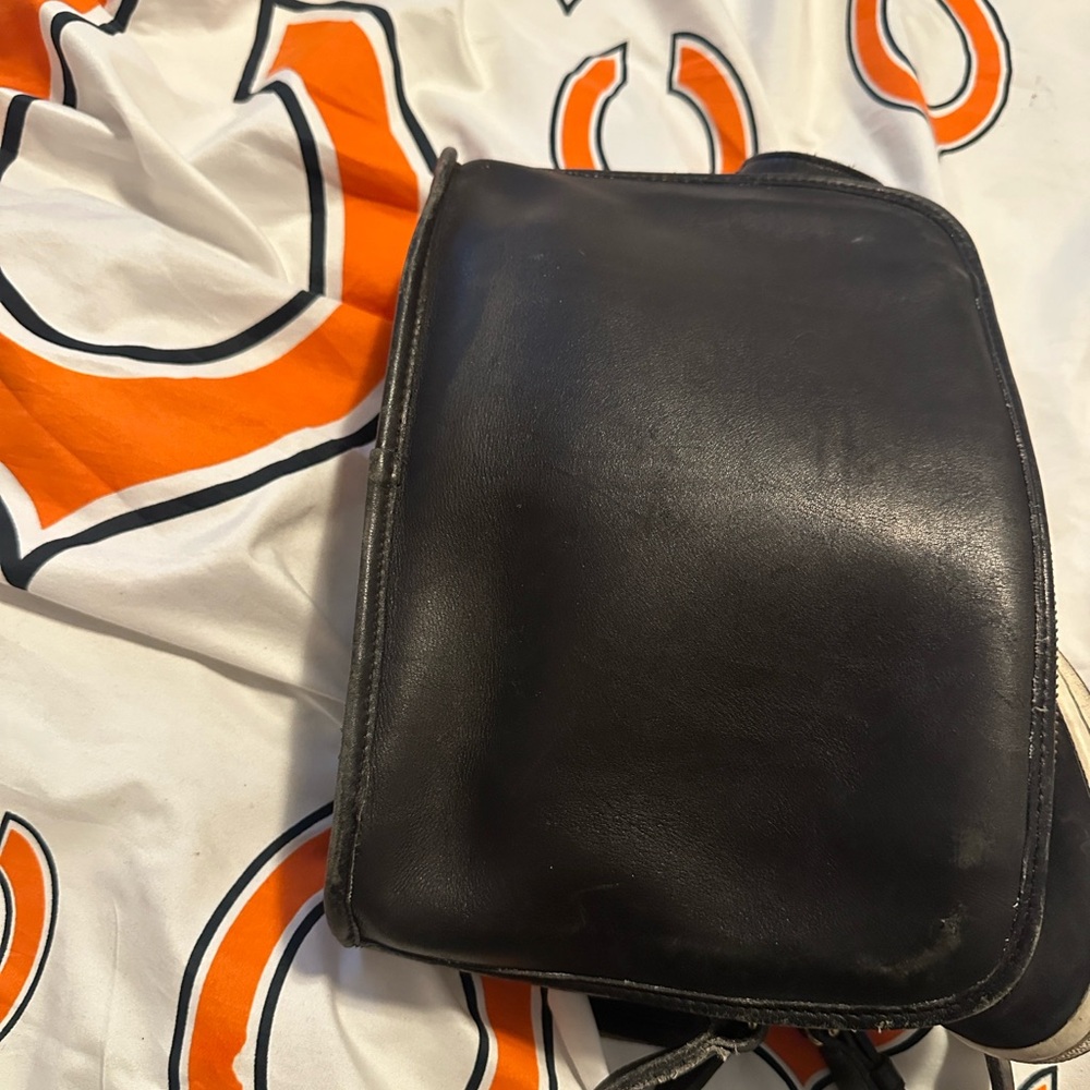 Vintage Coach leather purse this purse is vintage has plenty of style.